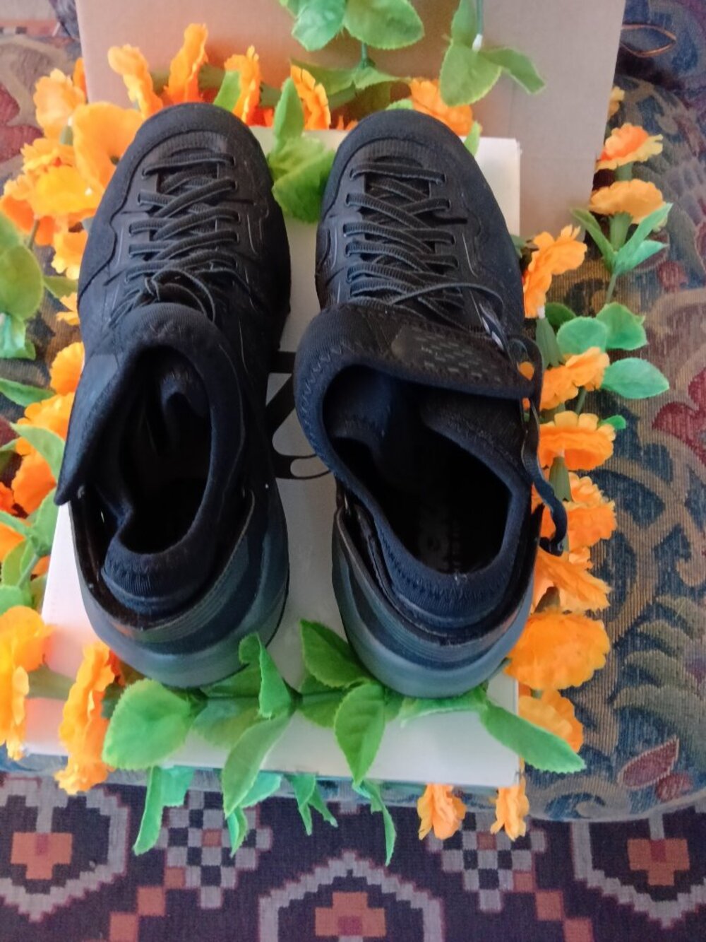 NWOT Women's Hoka Arkali Hoka Size: 9 Color: BLACK/REFLECTIVE